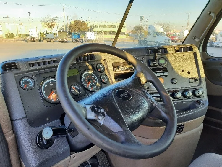 2017 Freightliner Cascadia - image 10