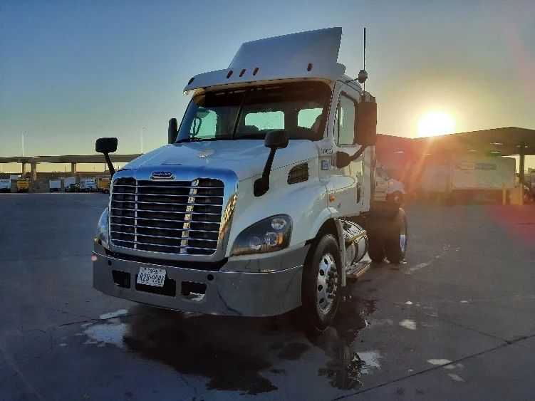 2017 Freightliner Cascadia - image 3