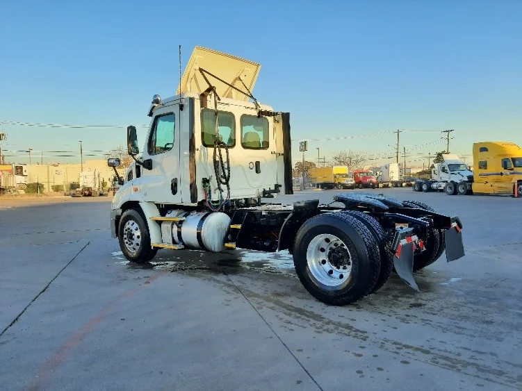 2017 Freightliner Cascadia - image 5