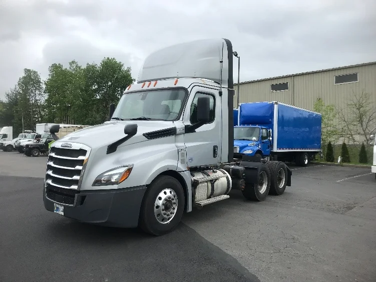 2019 Freightliner Cascadia - image 3