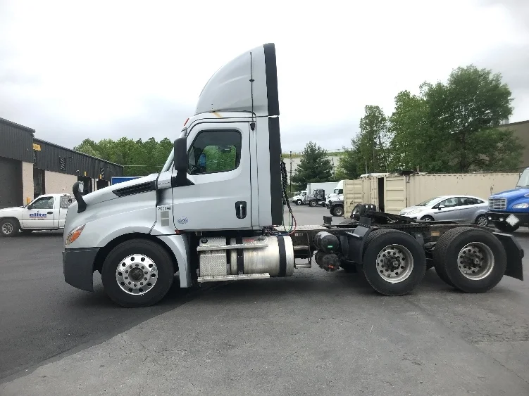 2019 Freightliner Cascadia - image 4