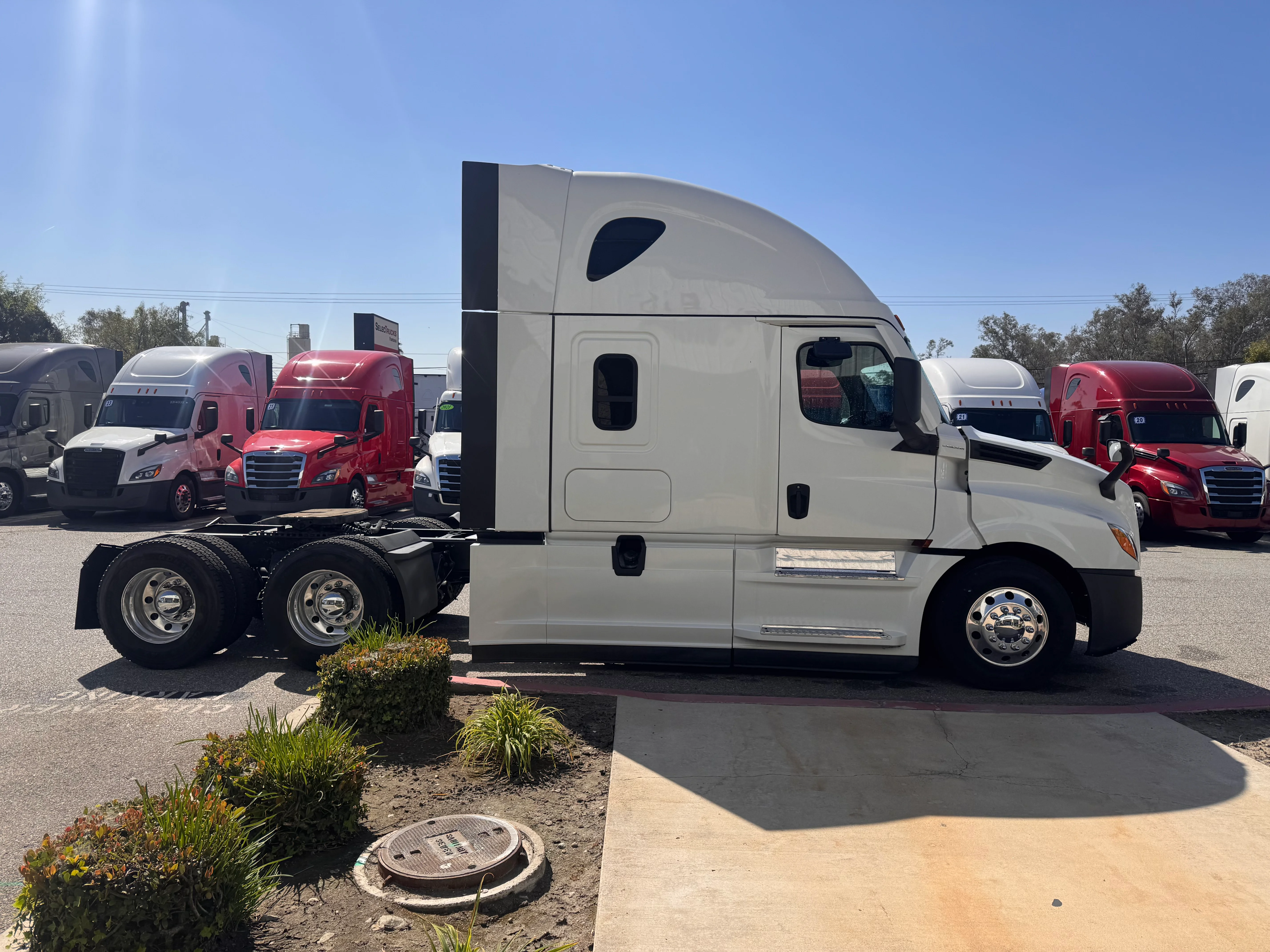 2021 Freightliner Cascadia in Selectrucks Fontana, CA — photo 7