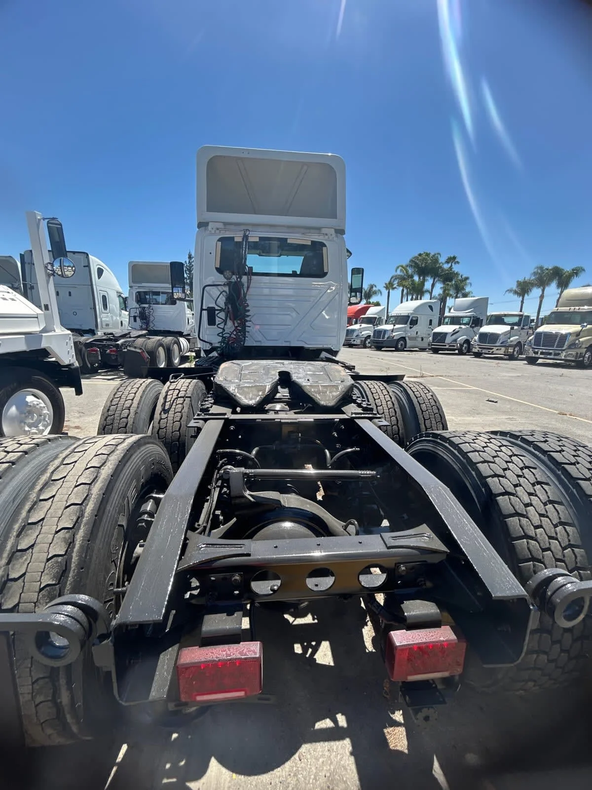 2018 International LT - image 5