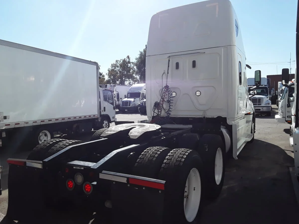 2020 Freightliner Cascadia - image 4
