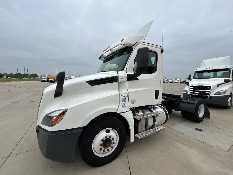 2020 Freightliner Cascadia - image 3