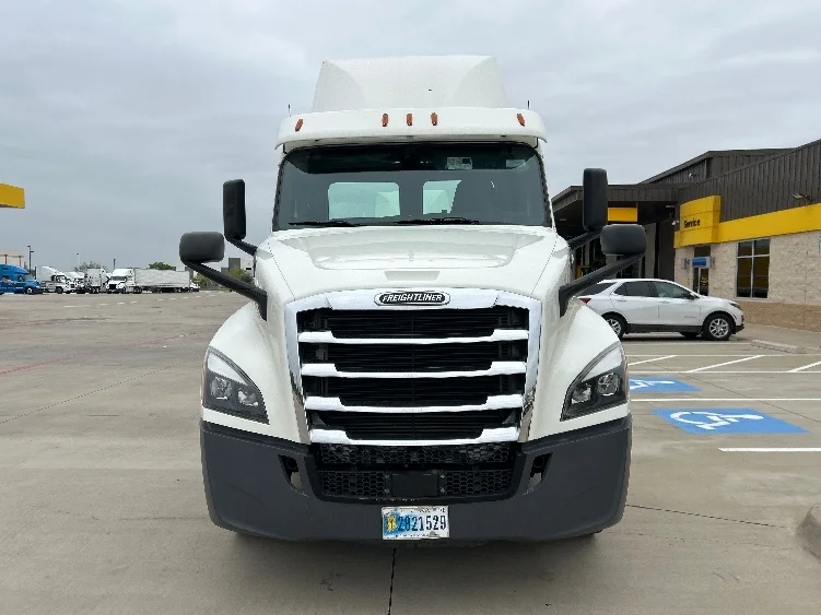 2020 Freightliner Cascadia - image 2