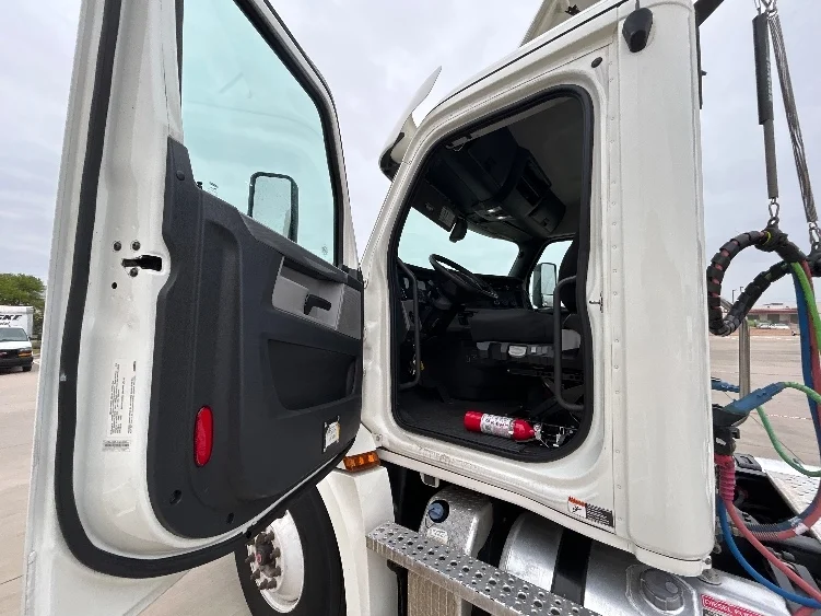 2020 Freightliner Cascadia - image 9