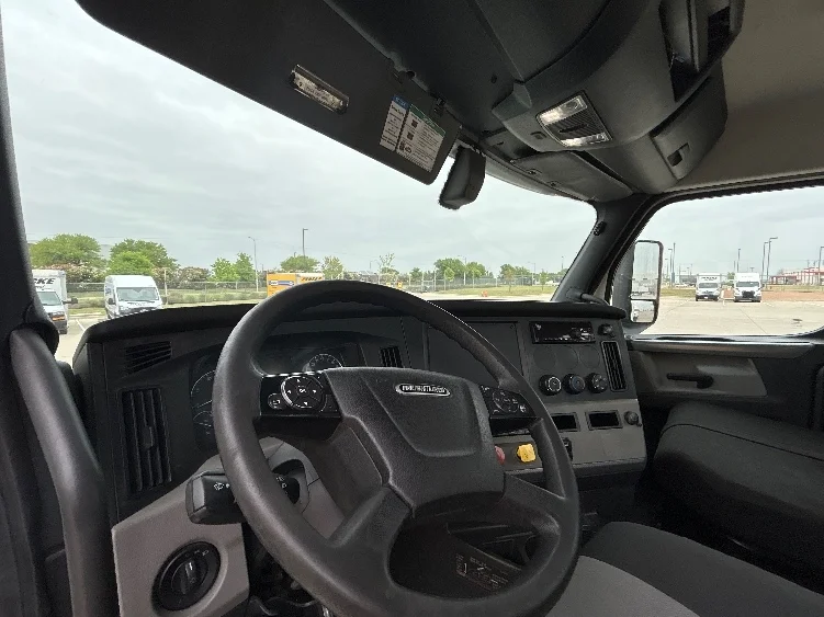 2020 Freightliner Cascadia in Fort Worth, TX — photo 10