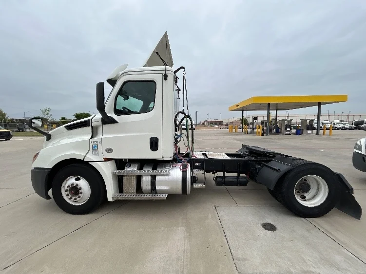 2020 Freightliner Cascadia in Fort Worth, TX — photo 4