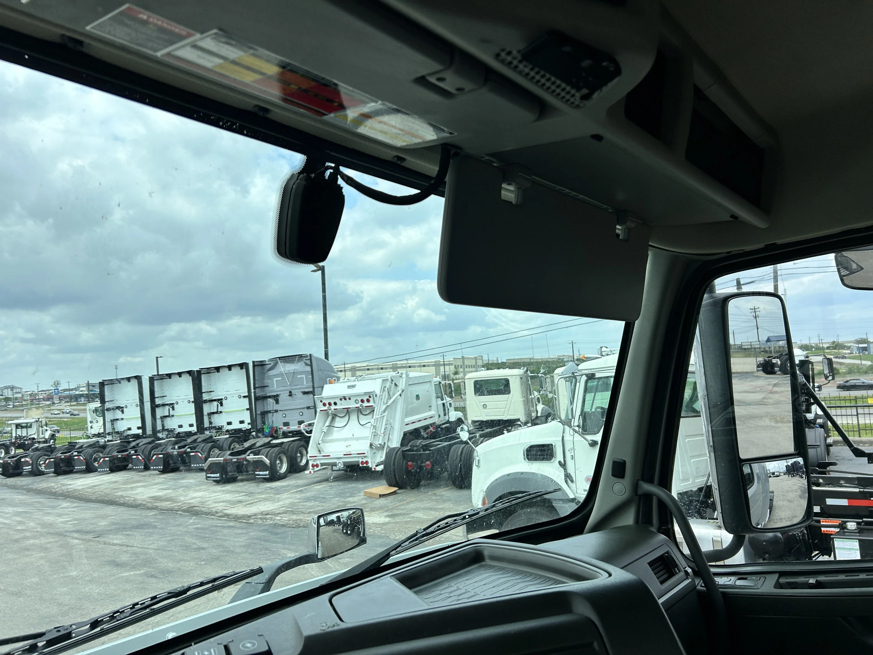 2020 Volvo VNR 640 - image 17