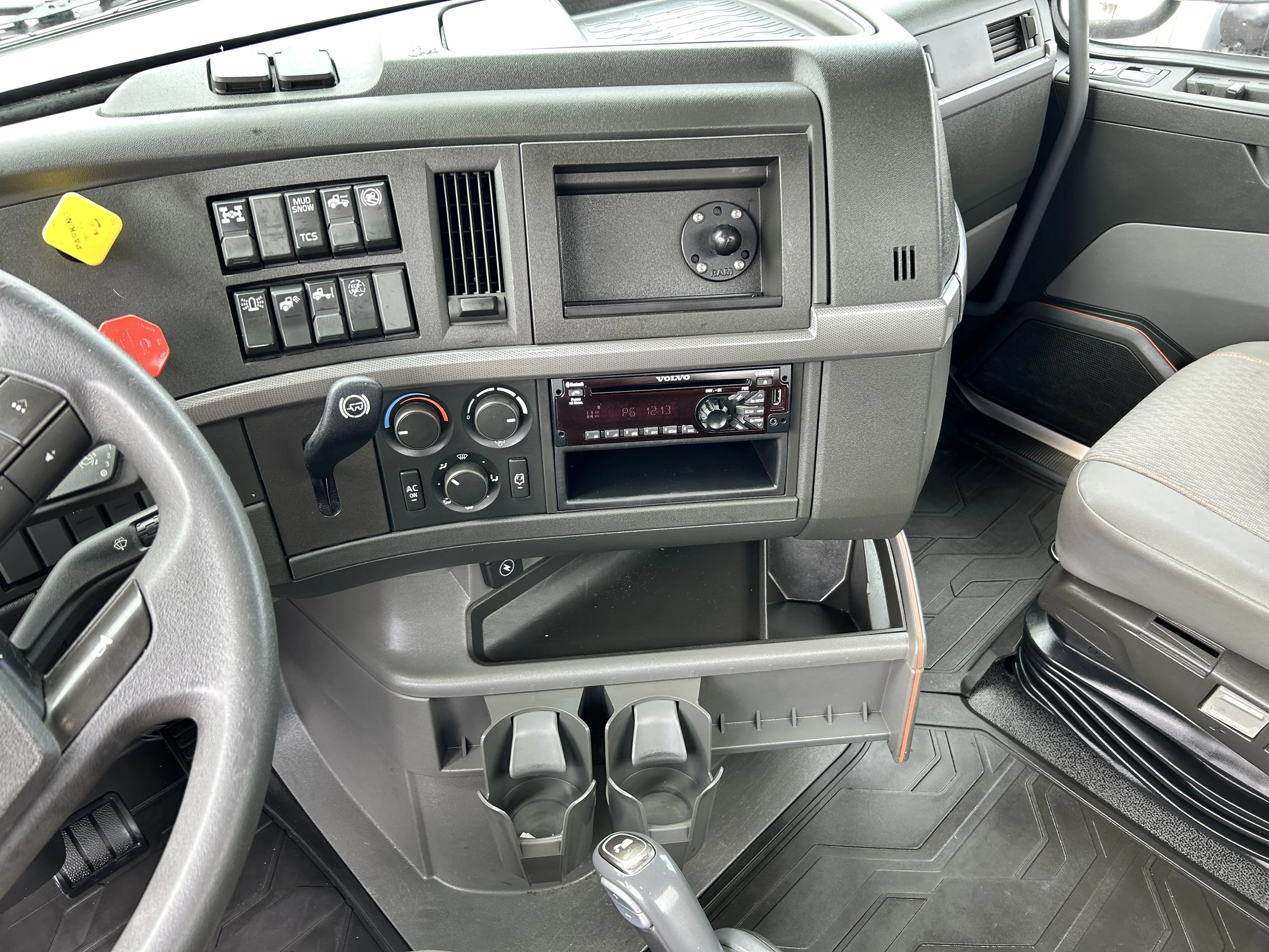 2020 Volvo VNR 640 - image 15