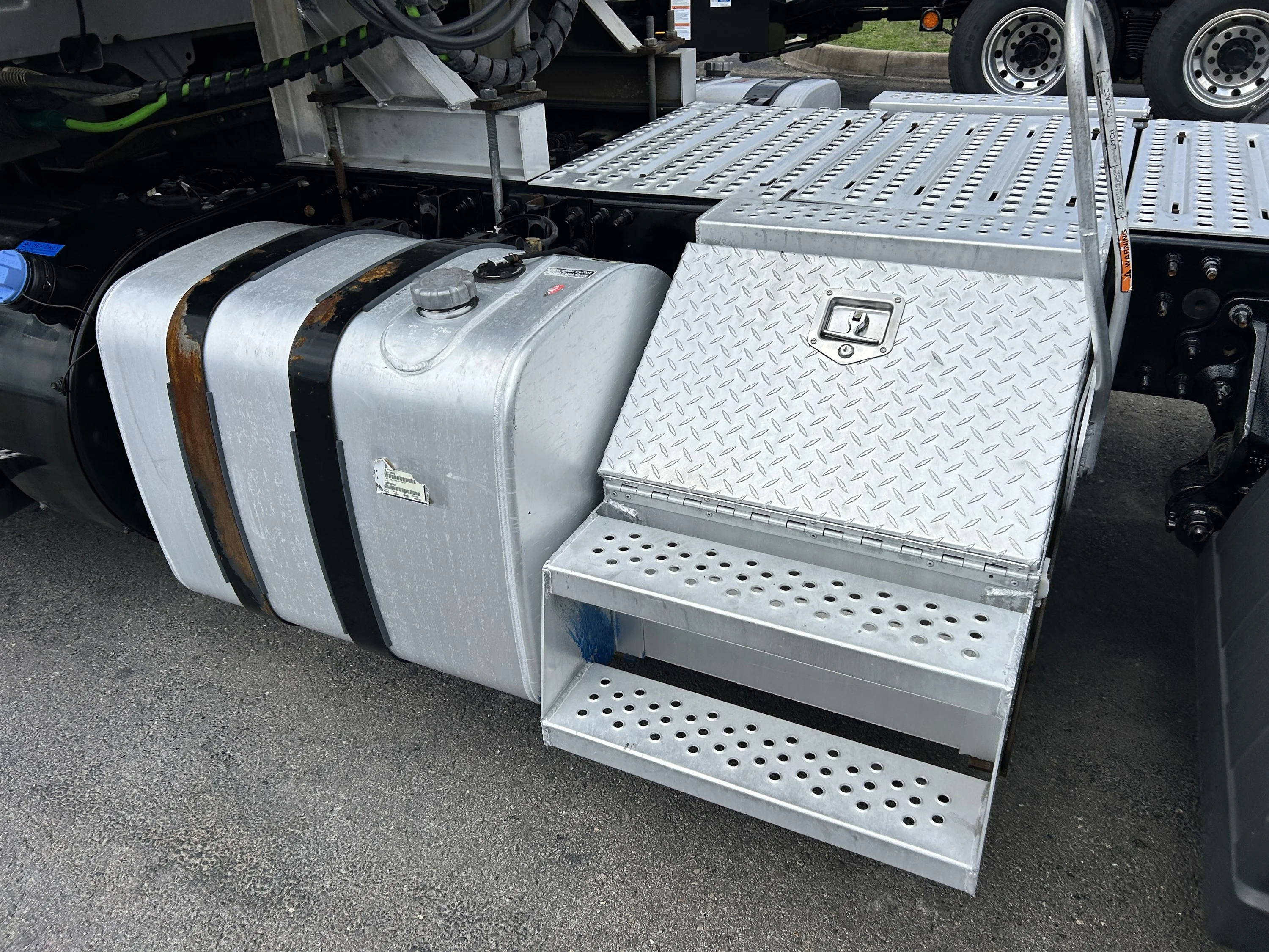 2020 Volvo VNR 640 - image 6