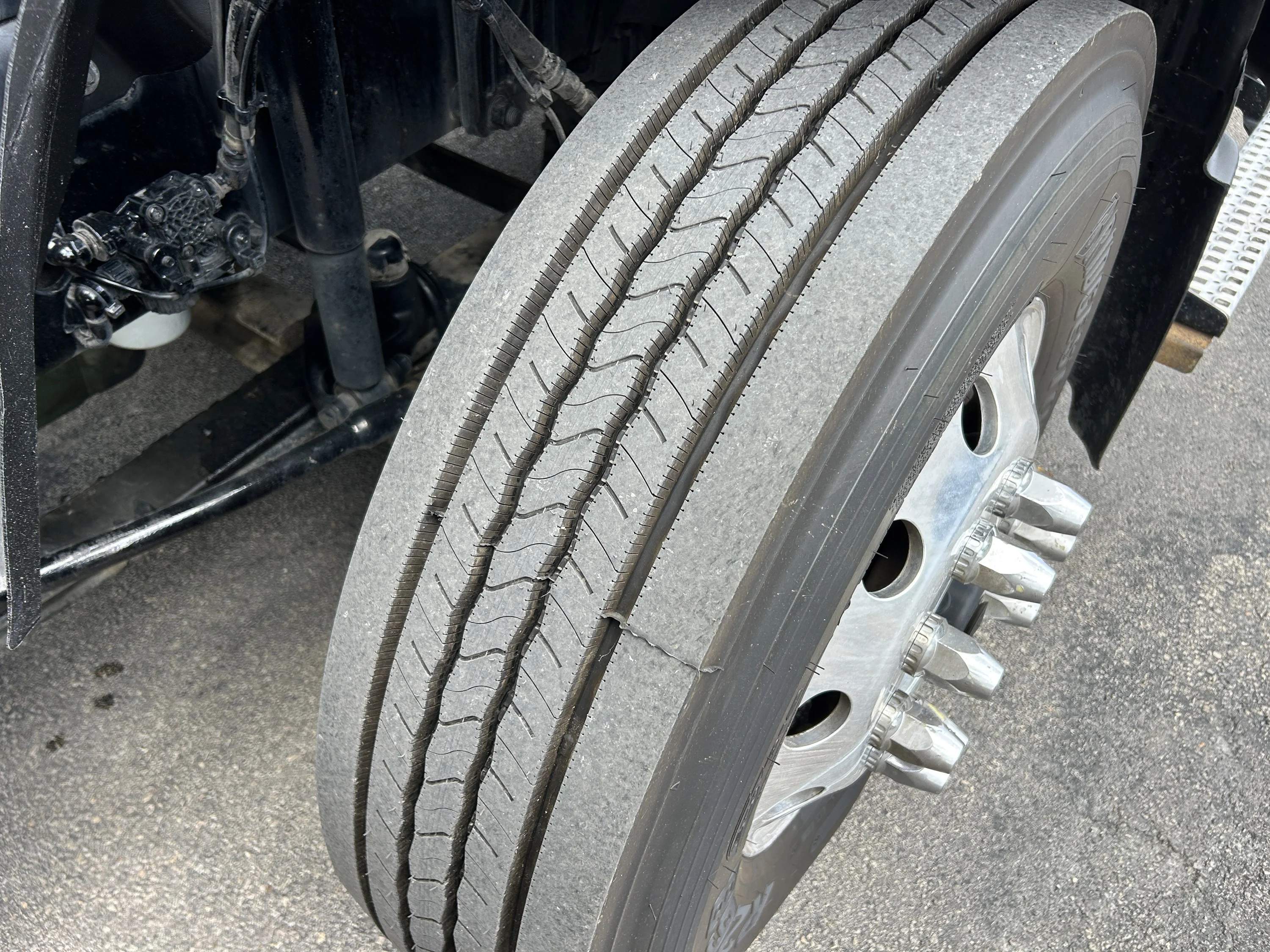 2020 Volvo VNR 640 - image 7