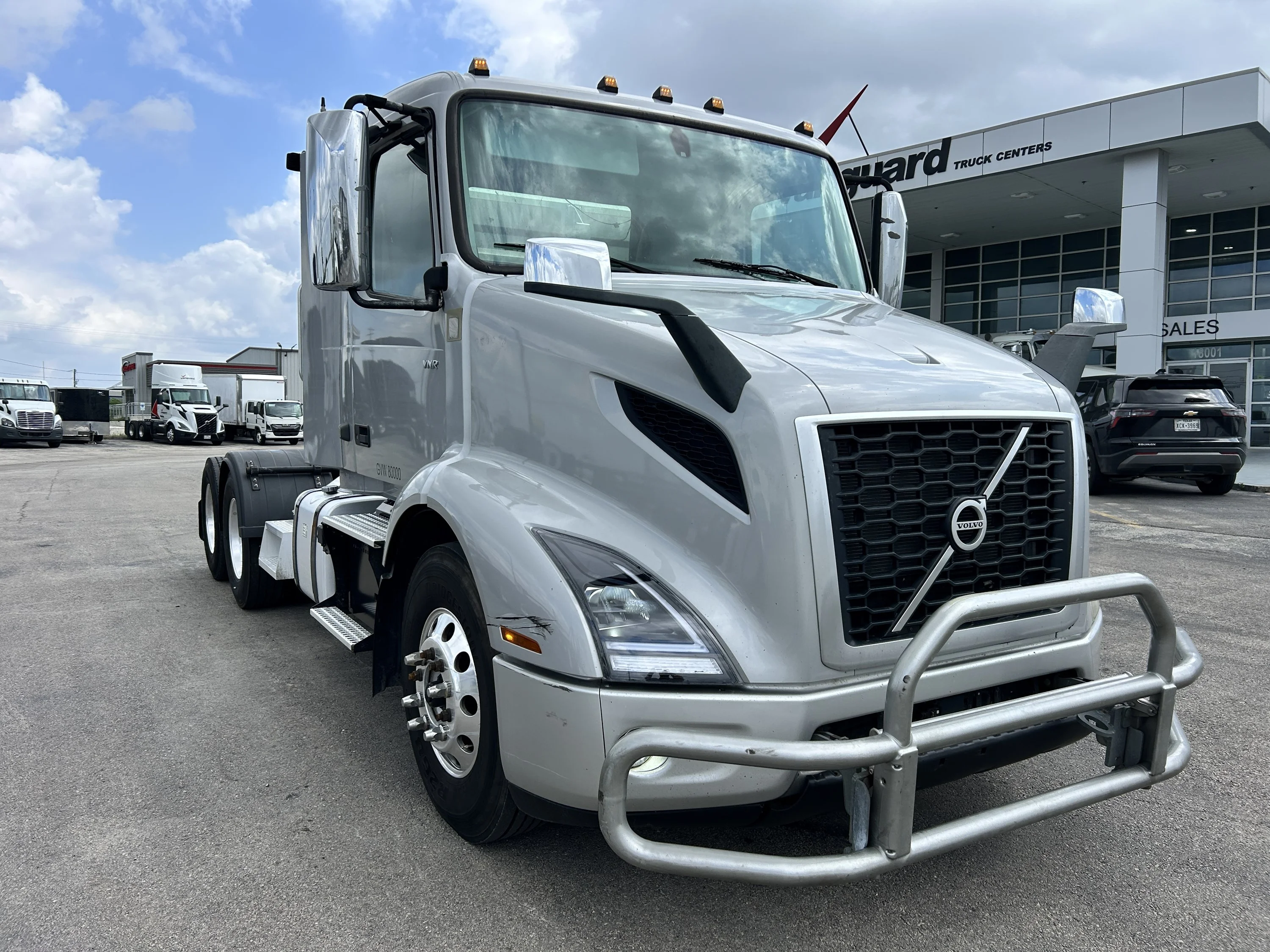2020 Volvo VNR 640 - image 2
