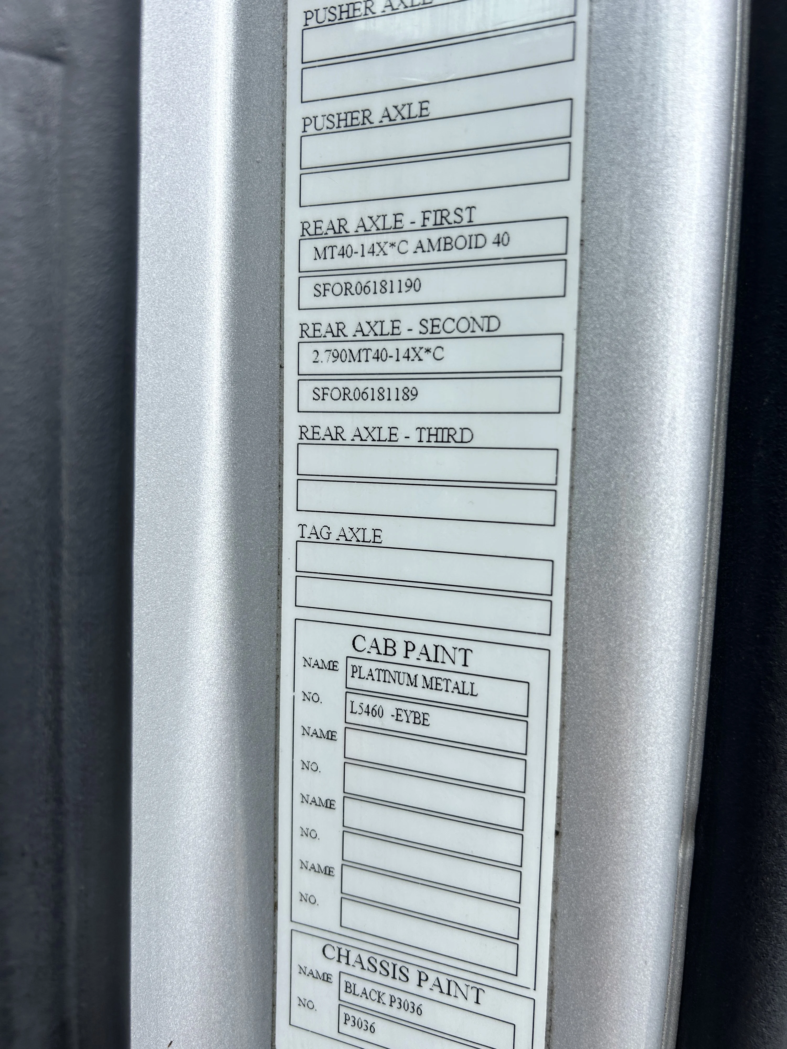 2020 Volvo VNR 640 - image 12