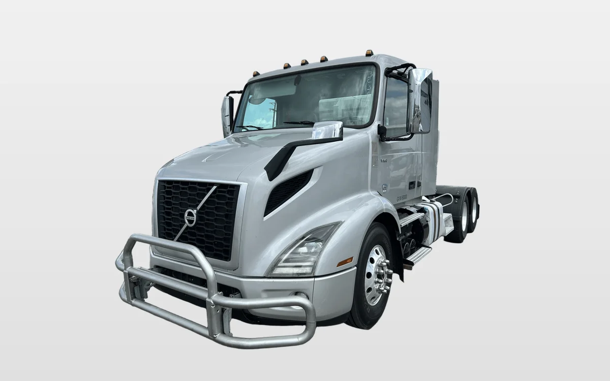 2020 Volvo VNR 640 - image 1