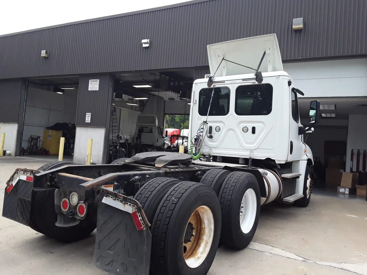 2018 Freightliner Cascadia in Kansas City, MO — photo 4