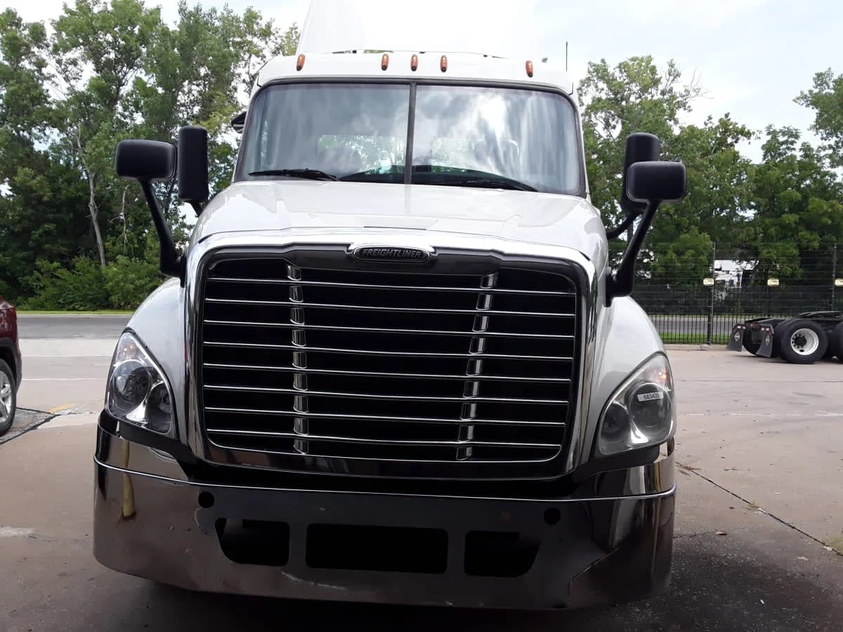 2018 Freightliner Cascadia in Kansas City, MO — photo 2
