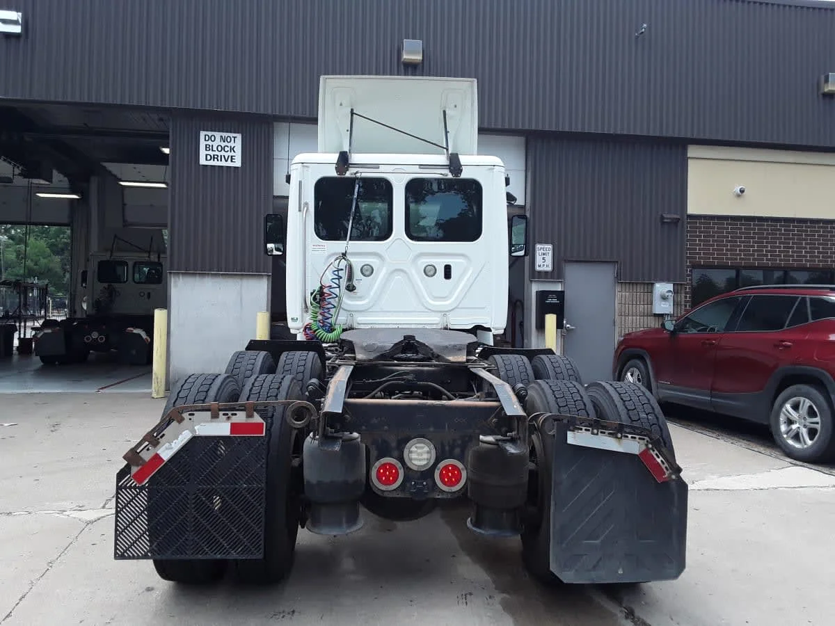2018 Freightliner Cascadia in Kansas City, MO — photo 5