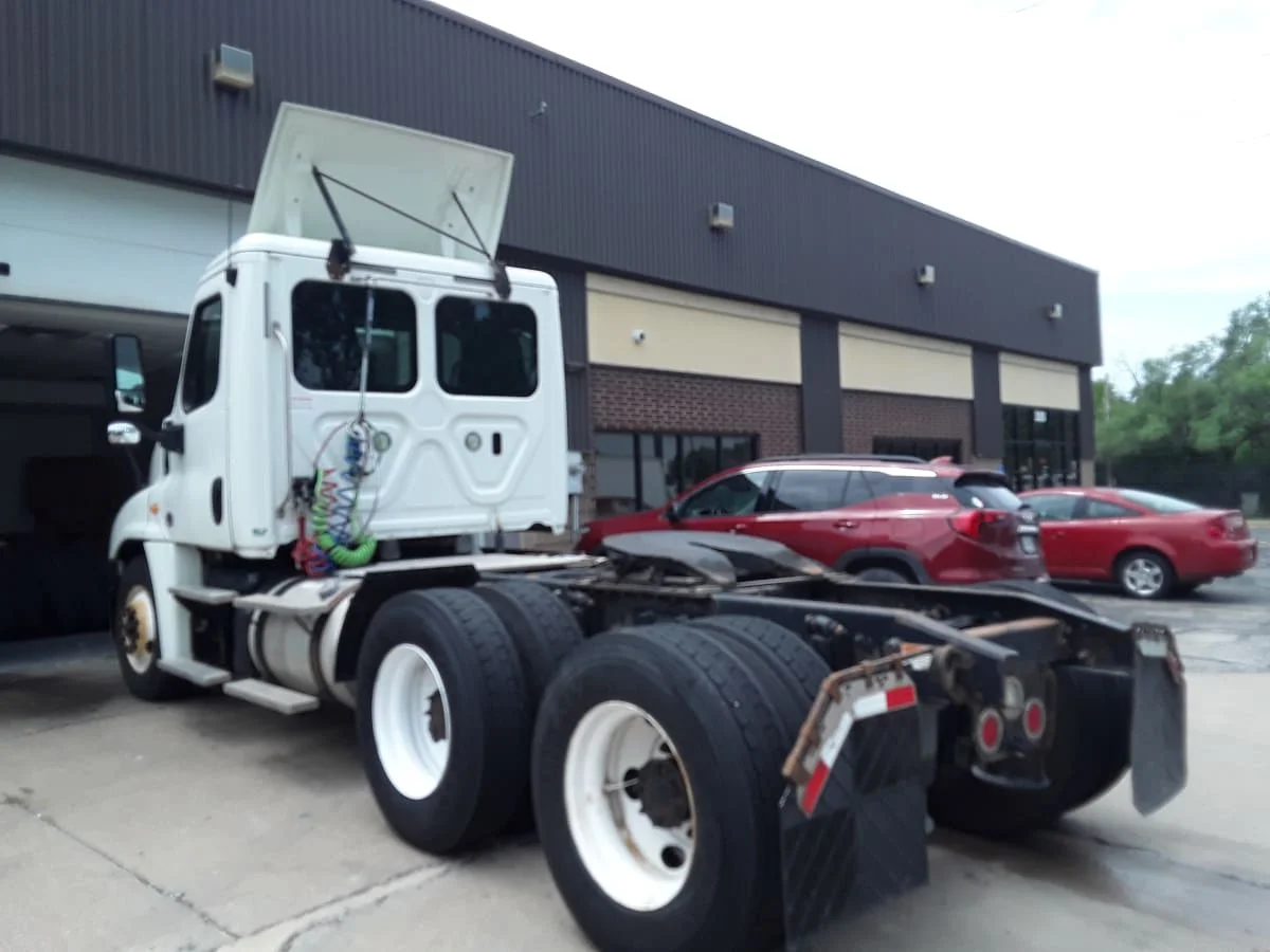 2018 Freightliner Cascadia in Kansas City, MO — photo 6