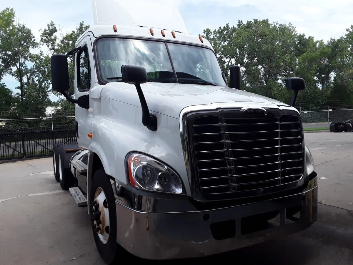 2018 Freightliner Cascadia in Kansas City, MO — photo 3