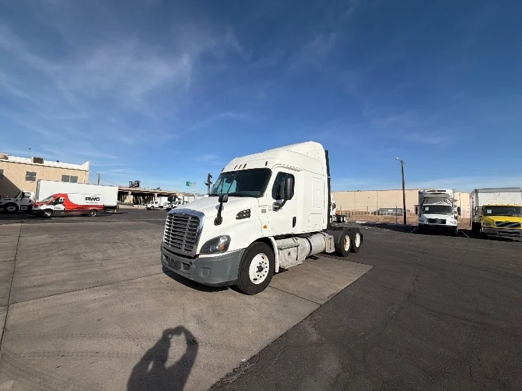 2016 Freightliner Cascadia - image 3