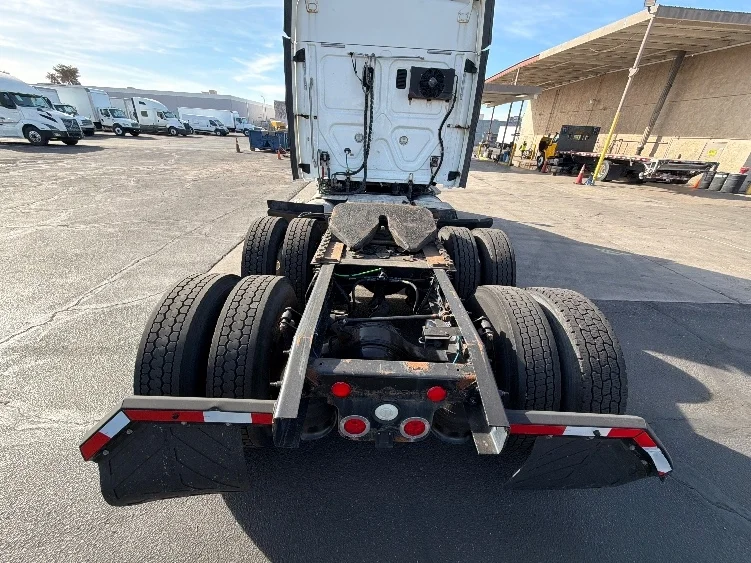 2016 Freightliner Cascadia - image 6