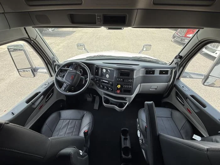 2027 Peterbilt 579 - image 8