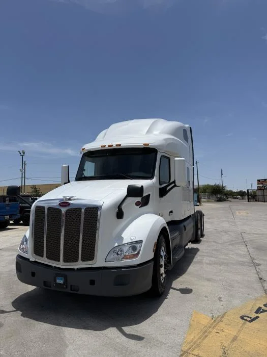 2021 Peterbilt 579 - image 2