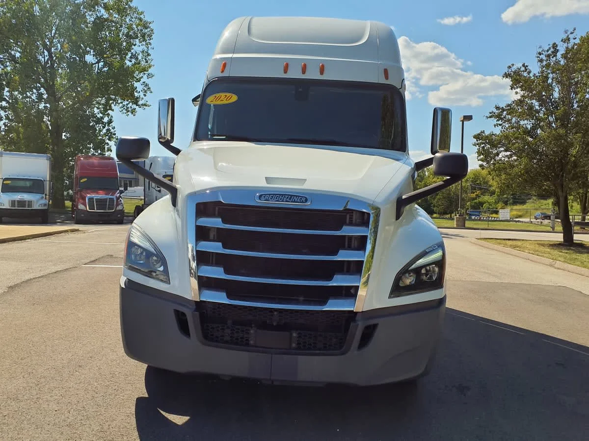 2020 Freightliner Cascadia - image 2