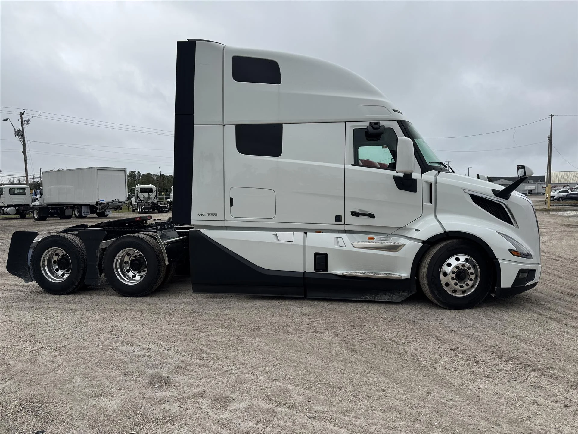 2025 Volvo VNL 860 - image 4