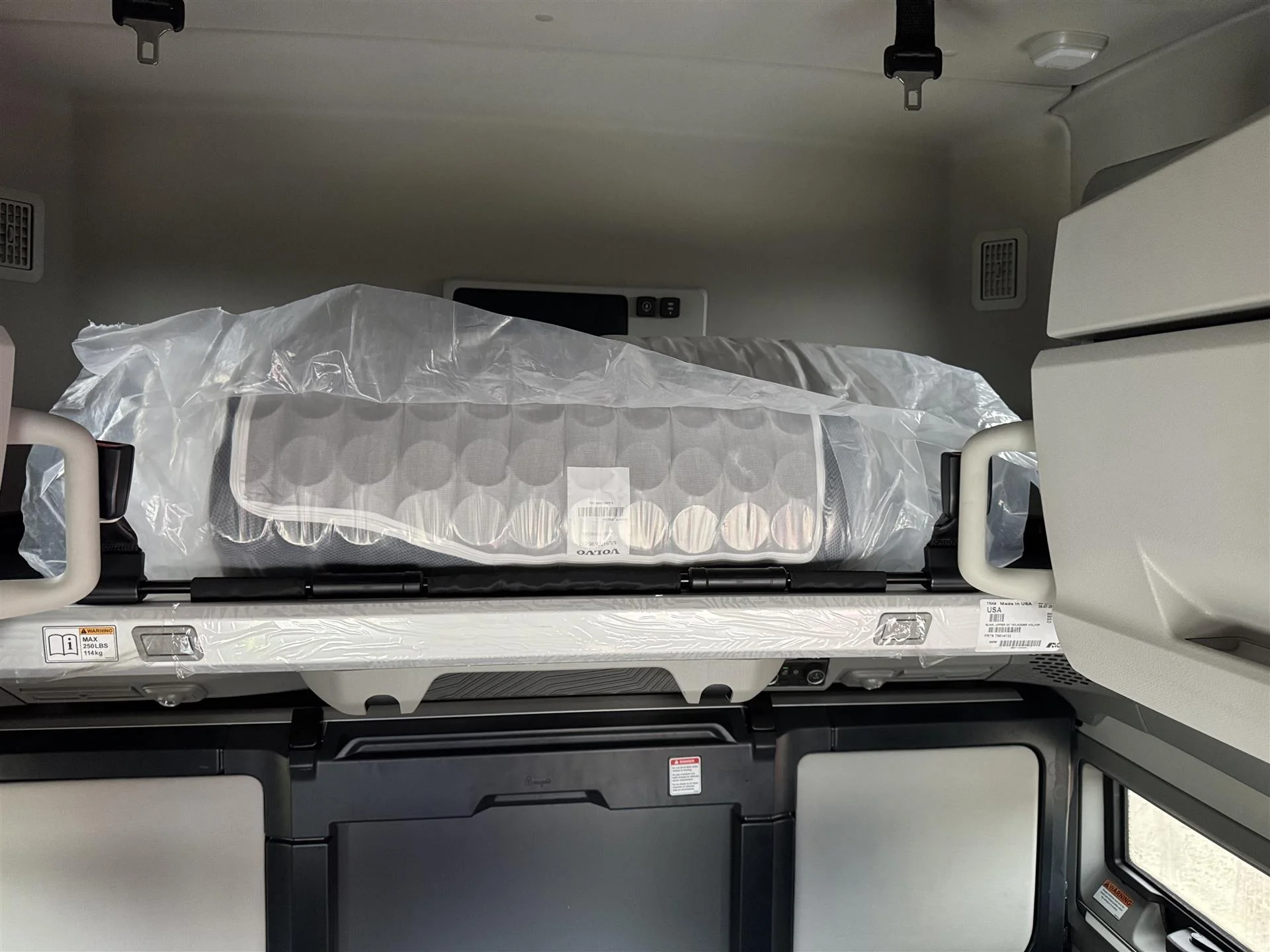 2025 Volvo VNL 860 - image 16