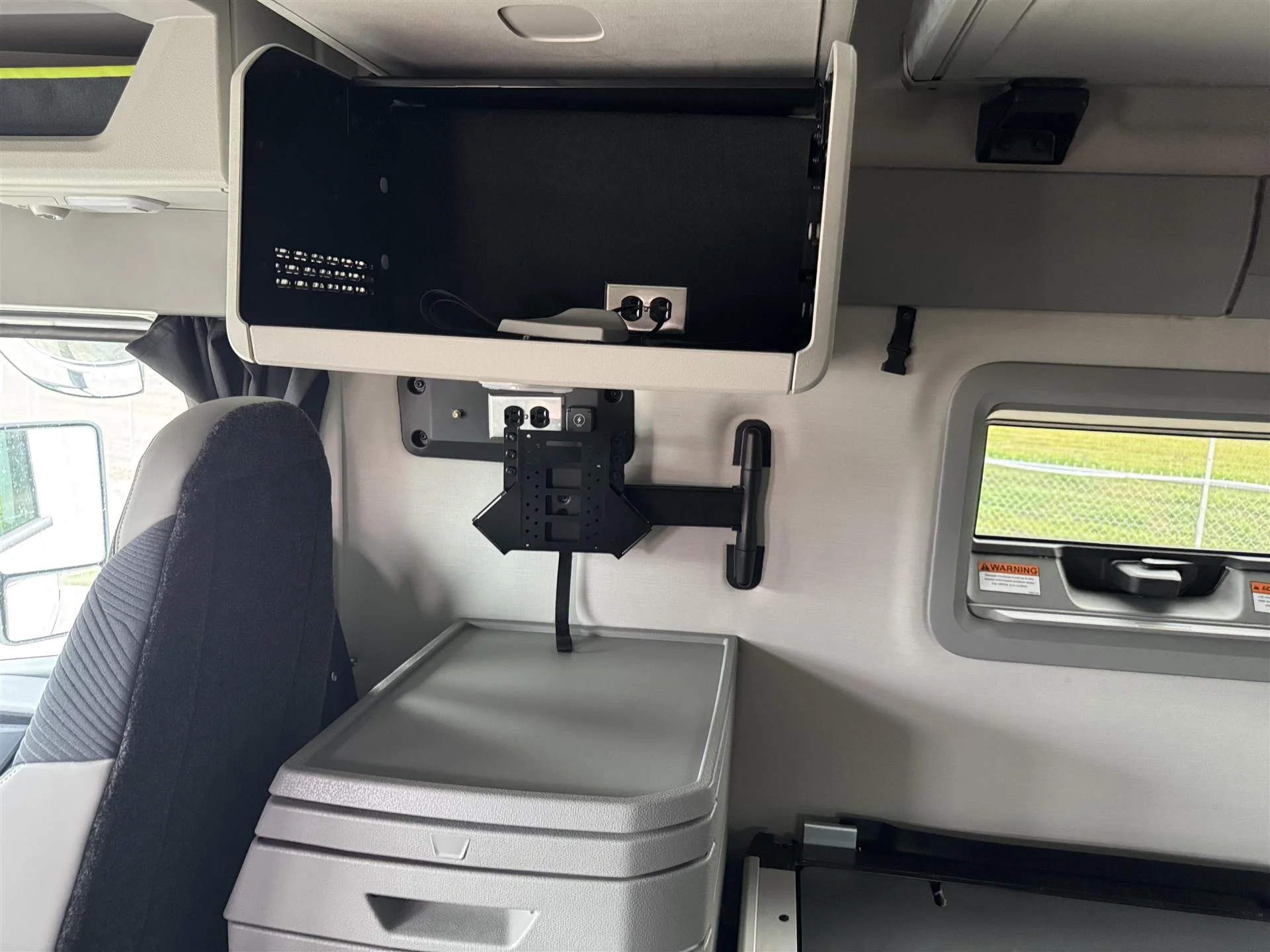 2025 Volvo VNL 860 - image 15