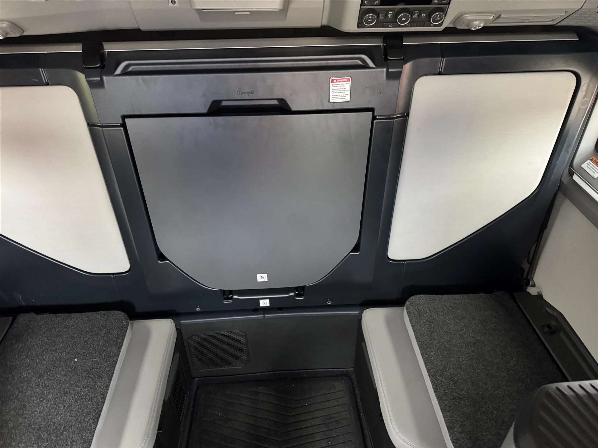 2025 Volvo VNL 860 - image 14