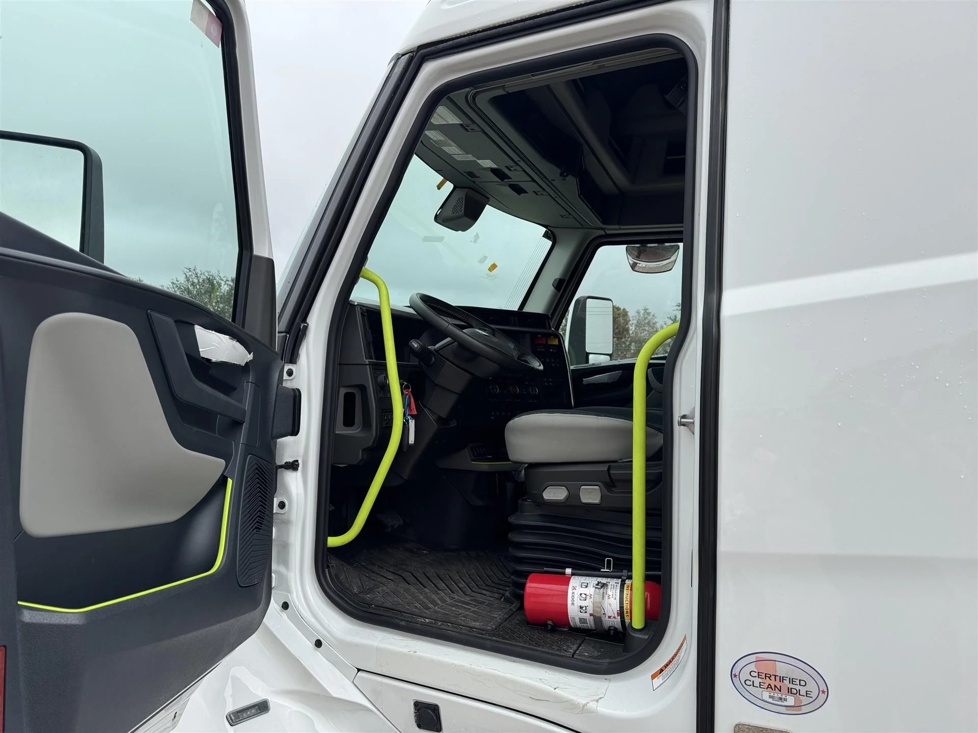 2025 Volvo VNL 860 - image 9