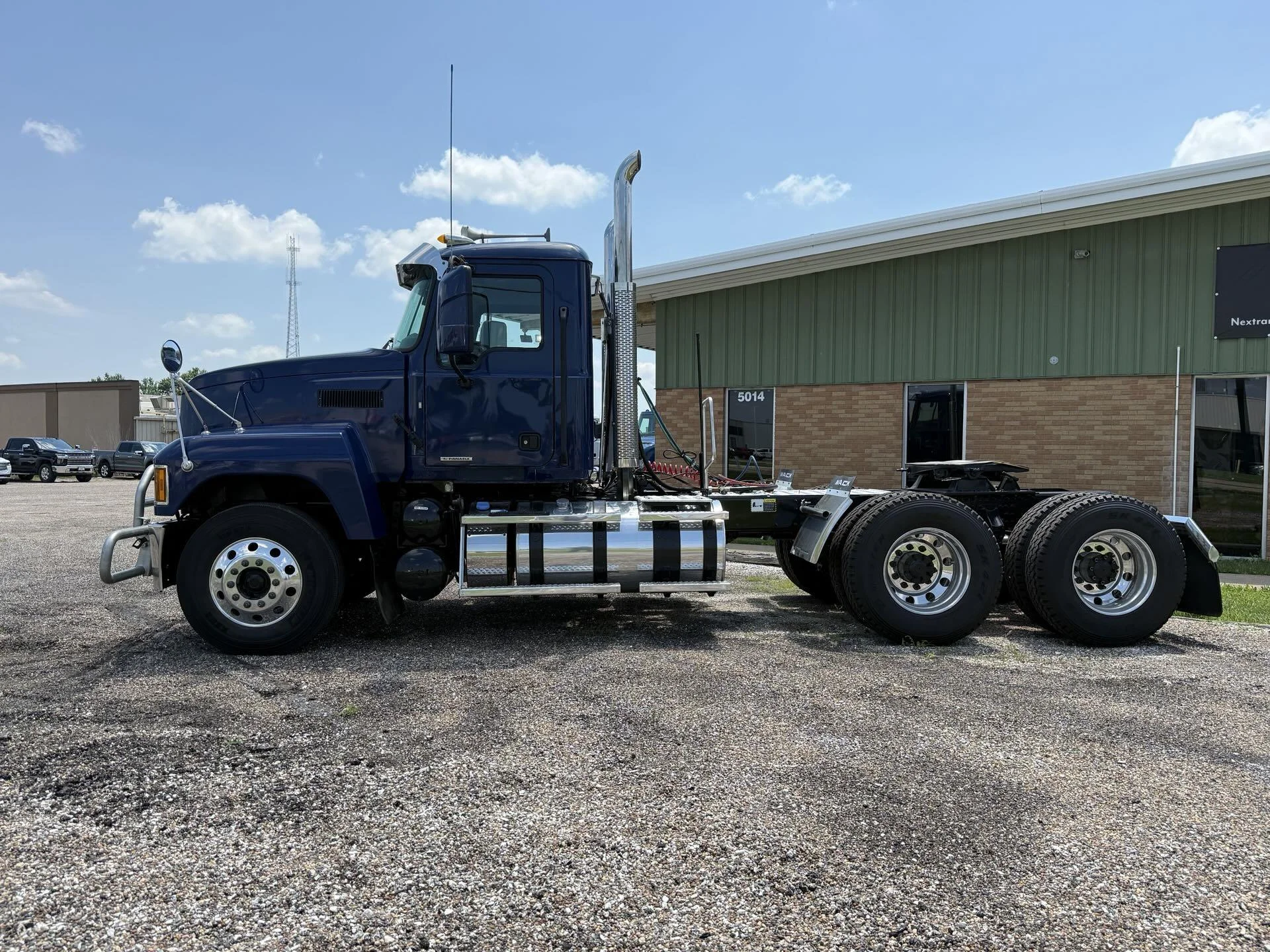2024 Mack Pinnacle in Quincy, IL — photo 2