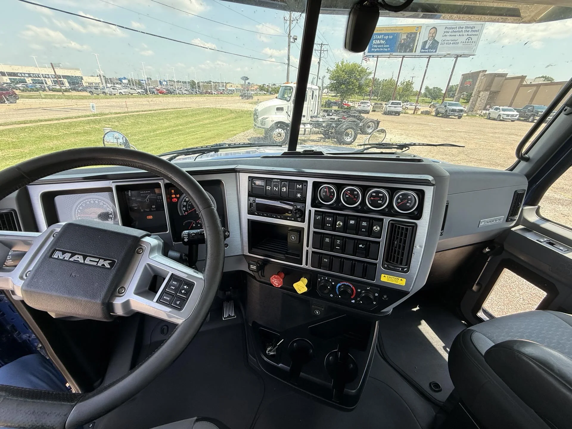 2024 Mack Pinnacle in Quincy, IL — photo 13