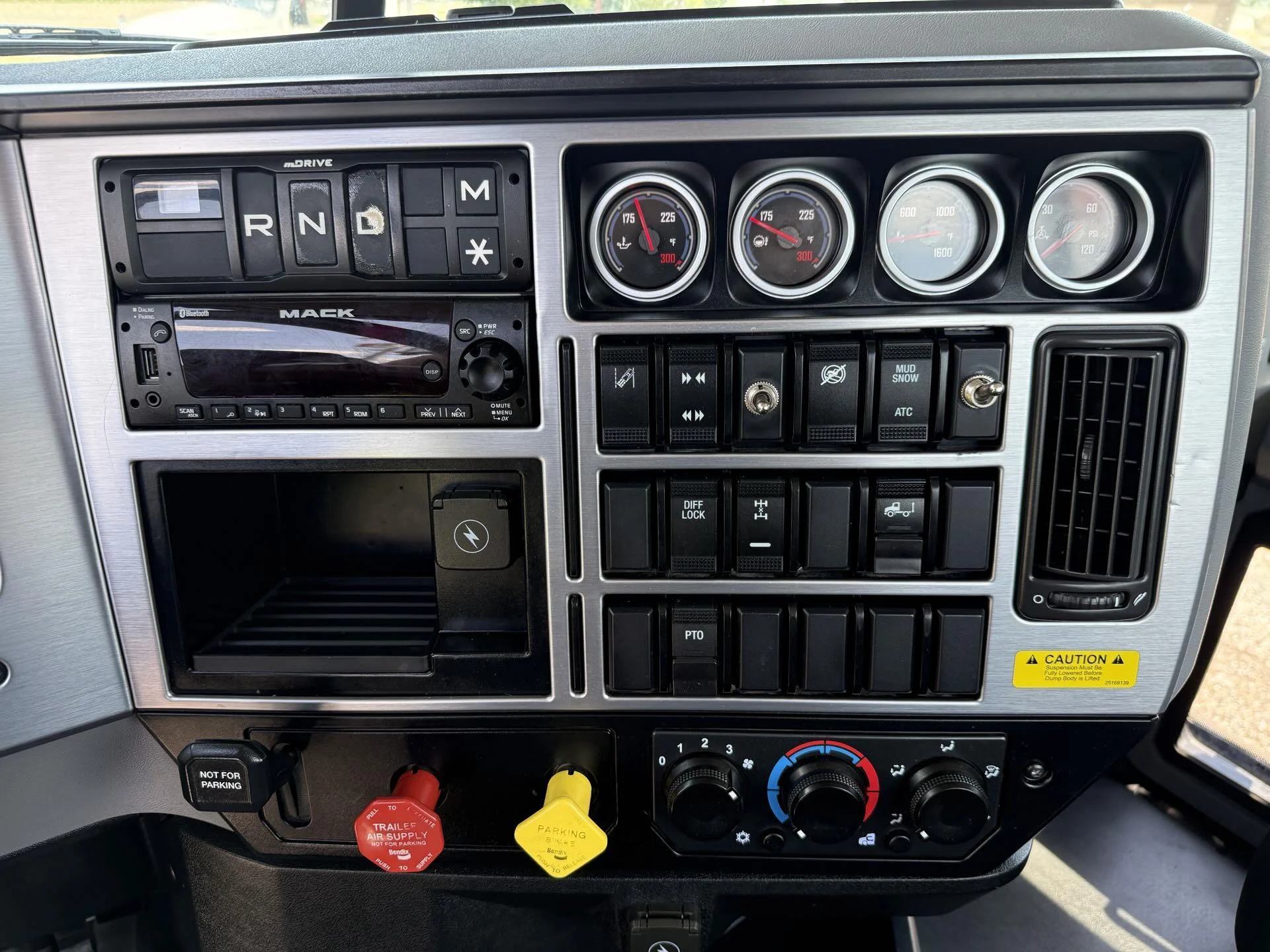 2024 Mack Pinnacle in Quincy, IL — photo 14