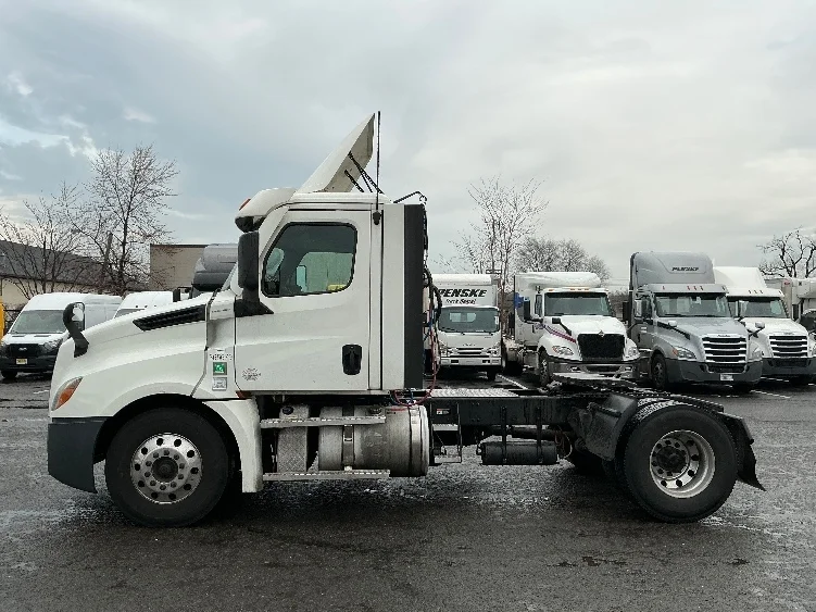 2020 Freightliner Cascadia in Linden, NJ — photo 4
