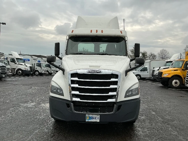 2020 Freightliner Cascadia in Linden, NJ — photo 2