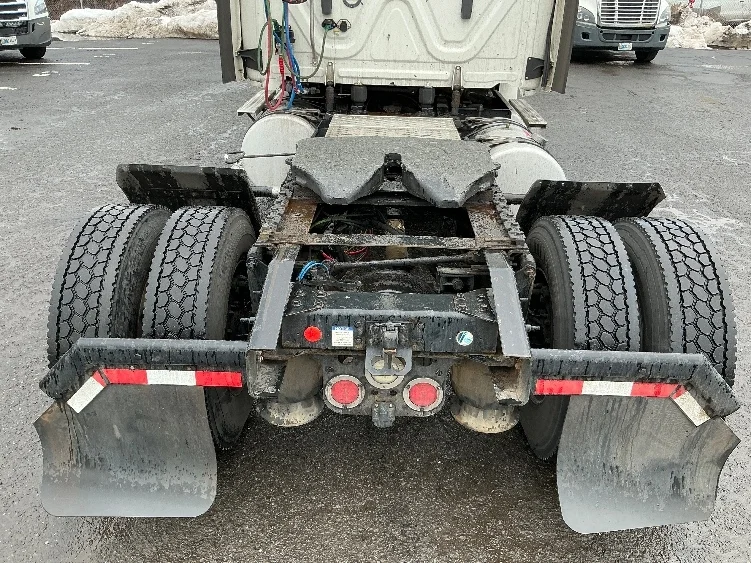 2020 Freightliner Cascadia in Linden, NJ — photo 6