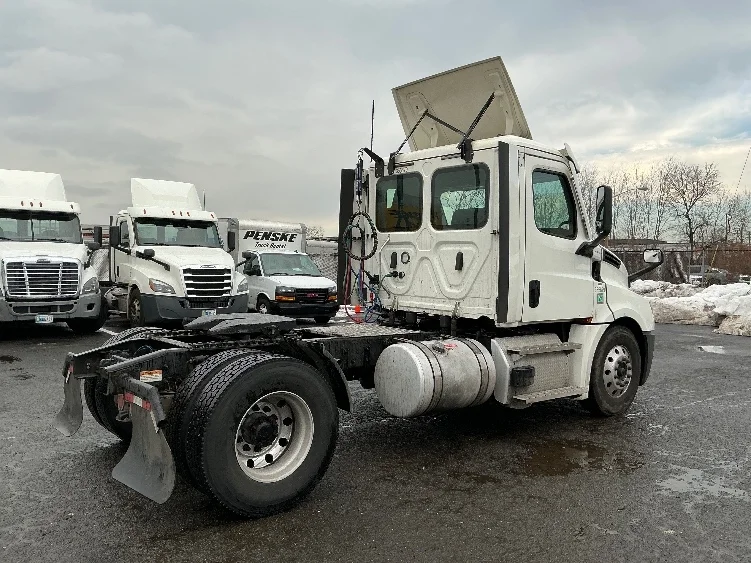 2020 Freightliner Cascadia in Linden, NJ — photo 7