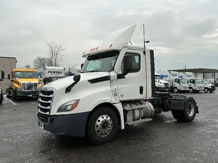 2020 Freightliner Cascadia in Linden, NJ — photo 3