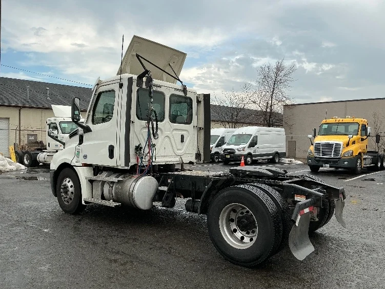 2020 Freightliner Cascadia in Linden, NJ — photo 5