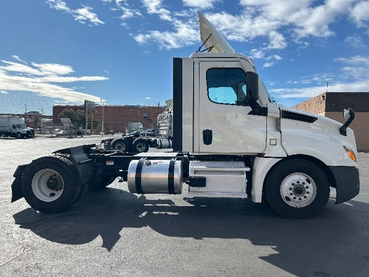 2021 Freightliner Cascadia in Las Vegas, NV — photo 8