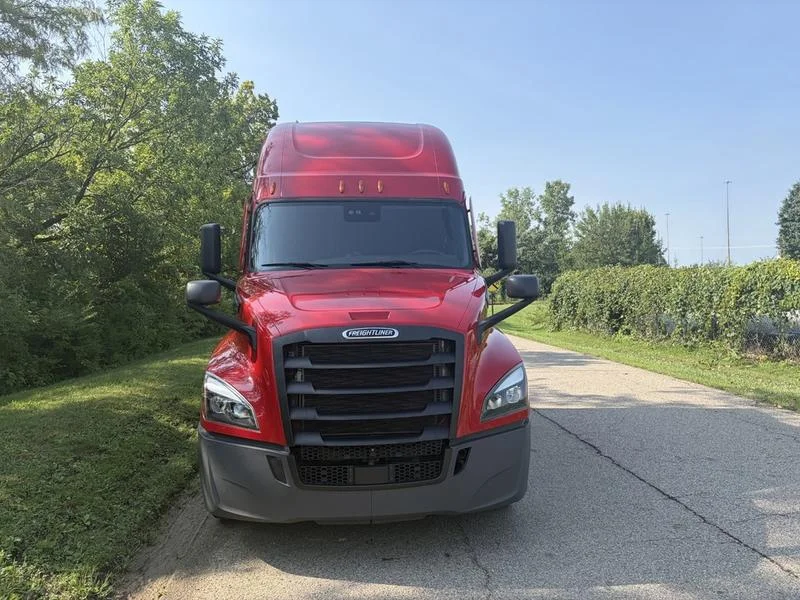 2023 Freightliner Cascadia in Walton, KY — photo 8