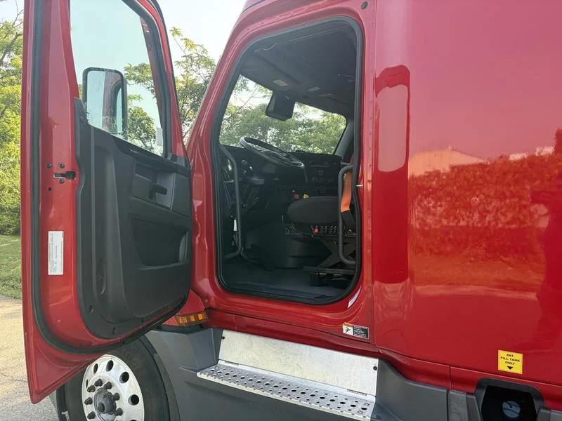 2023 Freightliner Cascadia in Walton, KY — photo 9