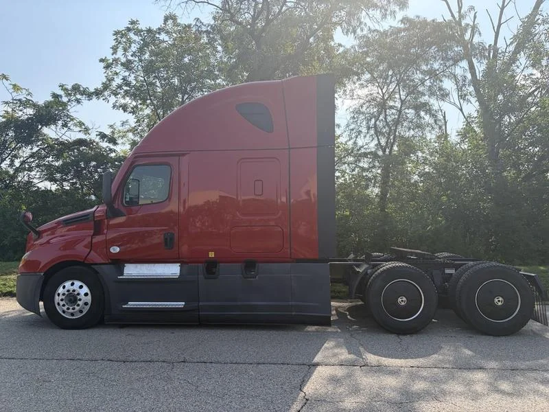 2023 Freightliner Cascadia in Walton, KY — photo 2