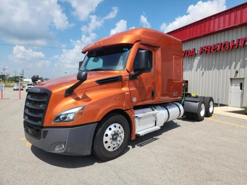 2023 Freightliner Cascadia in Walton, KY — photo 14