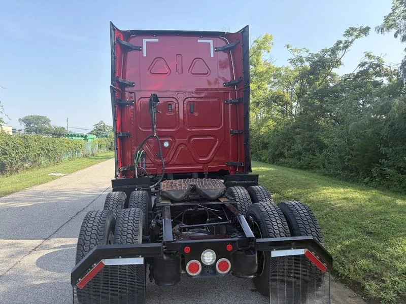 2023 Freightliner Cascadia in Walton, KY — photo 4